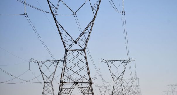 Estados de todas as regiões brasileiras apresentam falha no fornecimento de energia na manhã desta terça-feira (15)