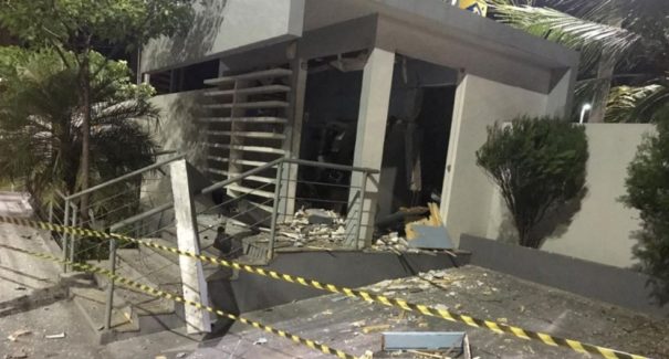 Dupla é presa suspeita de explodir caixa eletrônico na avenida dos Holandeses