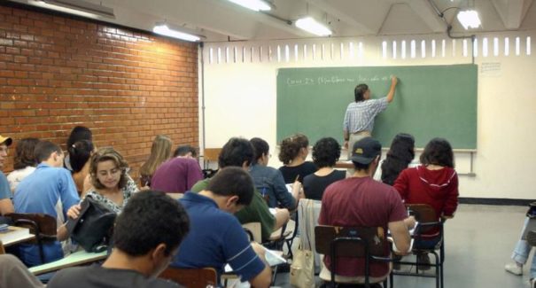 Carteira Nacional de Docente será entregue a partir de outubro, anuncia Camilo Santana