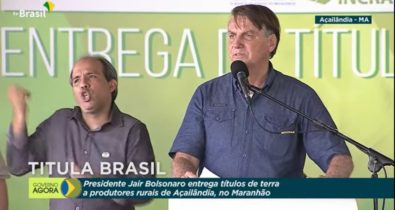 Jair Bolsonaro entrega títulos de propriedade rural em Açailândia