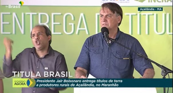 Jair Bolsonaro entrega títulos de propriedade rural em Açailândia