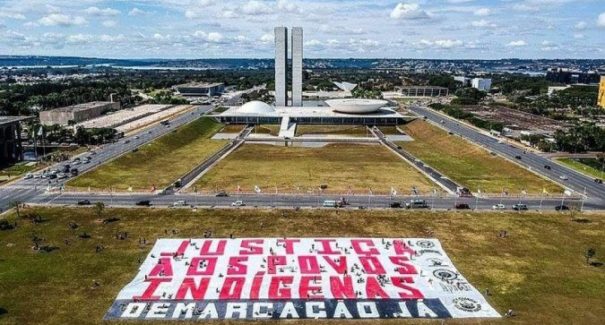 Protesto na Câmara acaba com feridos por bombas de efeito moral e flechas
