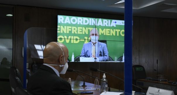 Avião com 1,5 milhão de doses da Janssen chega amanhã, diz ministro