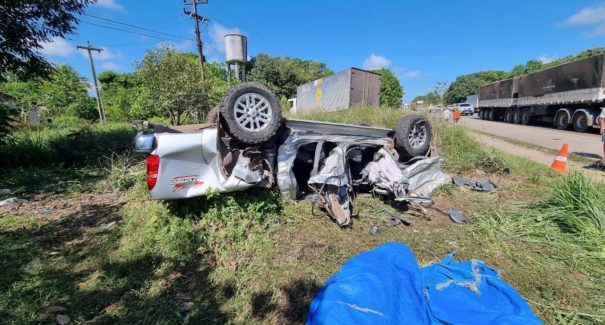 Colisão entre caminhonete e caminhão deixa uma pessoa morta e duas feridas na BR-135