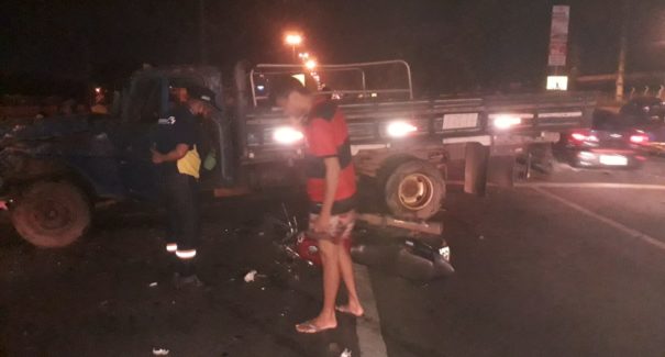 Jovem de 21 anos fica gravemente ferido após colisão entre moto e caminhão na BR-135