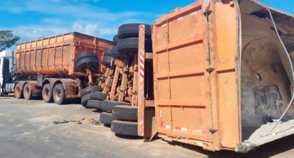 Carga de soja é saqueada após carreta tombar na BR-135 no Maranhão