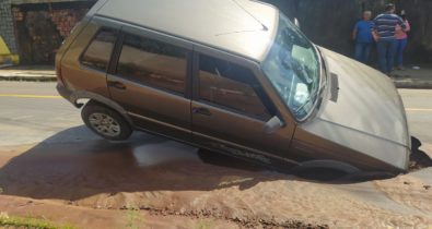 Carro cai em buraco no Calhau após asfalto ceder