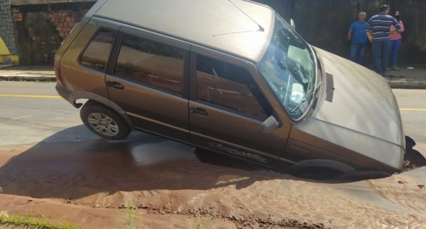 Carro cai em buraco no Calhau após asfalto ceder