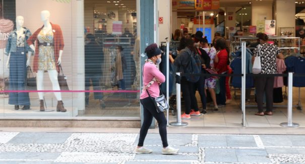 Comércio cresce 1,8% de março para abril, diz IBGE