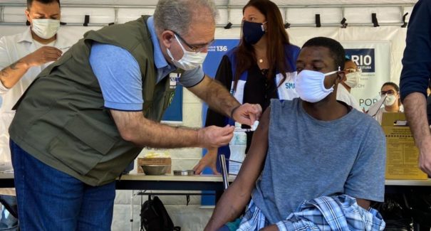 Brasil aplica mais de 2,56 milhões de doses de vacina em 24 horas