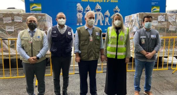 Lote de 1,5 milhão de doses da vacina da Janssen chega ao Brasil
