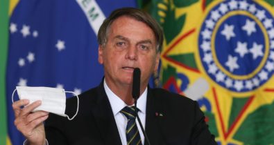Bolsonaro pede parecer para desobrigar uso de máscara por vacinados