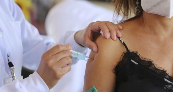 Intervalo da 3ª dose da vacina contra covid-19 será de quatro meses