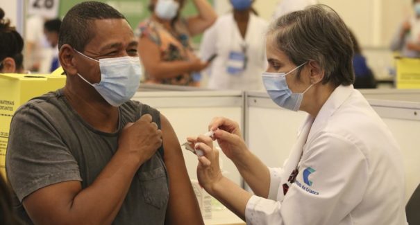 Pessoas infectadas e vacinadas adquirem “superimunidade”