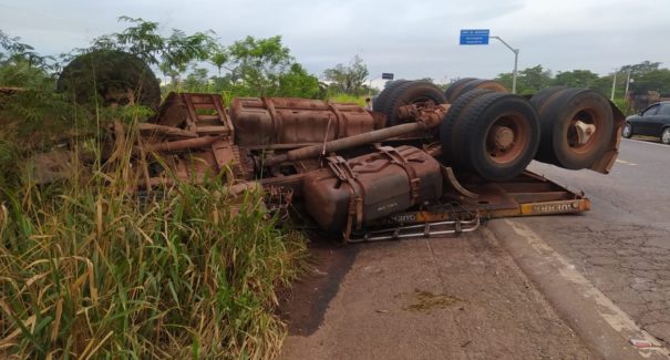 Carreta que transportava açúcar tomba e tem carga saqueada na BR-010