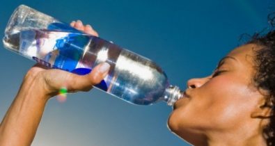 Estudos mostram que devemos beber água mesmo sem sede