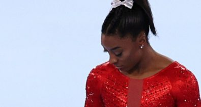 Simone Biles desabafa ao desistir de final em Tóquio: ‘Preciso cuidar da saúde mental’