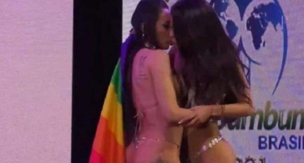 Finalistas do Miss Bumbum 2021 se beijam e levantam bandeira LGBTQIA+
