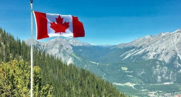 Canadá planeja abrir fronteiras para viajantes vacinados em setembro