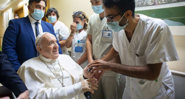 Papa Francisco ficará no hospital por mais alguns dias, diz Vaticano