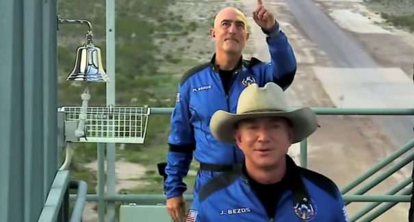 Bilionário Jeff Bezos completa viagem espacial