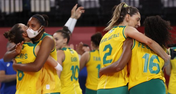 Brasileiras do vôlei têm vitória apertada contra dominicanas