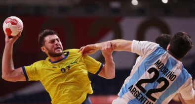 Seleção de handebol vence Argentina e continua viva na Olimpíada