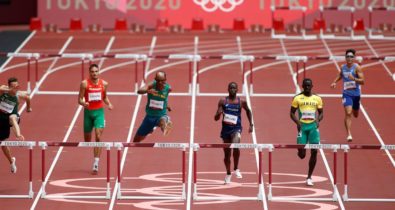 Alison dos Santos brilha nas eliminatórias dos 400 m com barreiras