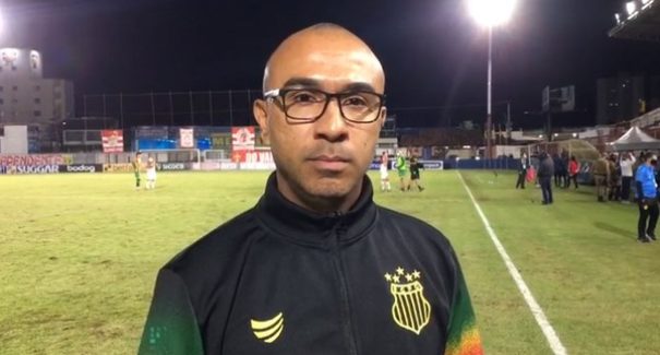 Apesar de proposta alta, Felipe Surian continua no comando técnico do Sampaio