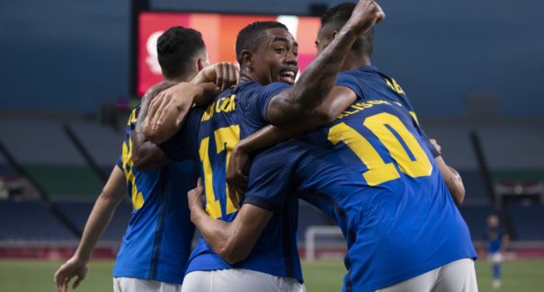 Brasil vence Arábia, passa em primeiro e espera adversário nas quartas