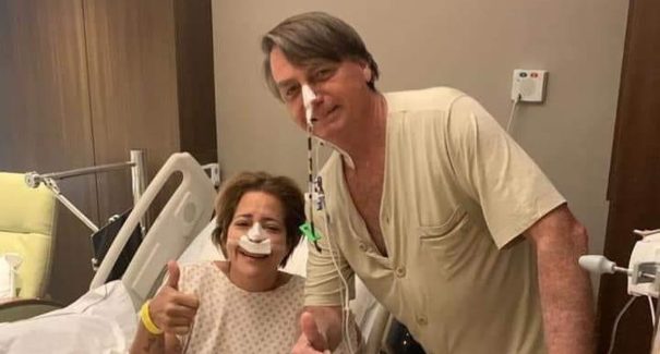 No hospital, Bolsonaro caminha, tira foto com paciente e Michelle diz: “Custoso demais”
