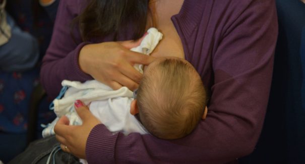 Amamentação ajuda a prevenir câncer de mama e outras doenças