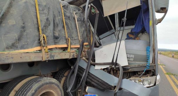 Ônibus colide com carreta em Bom Jesus das Selvas