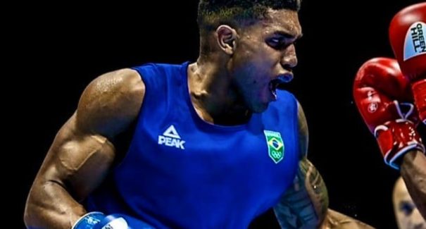 Abner Teixeira garante bronze no boxe ao avançar à semi em Tóquio