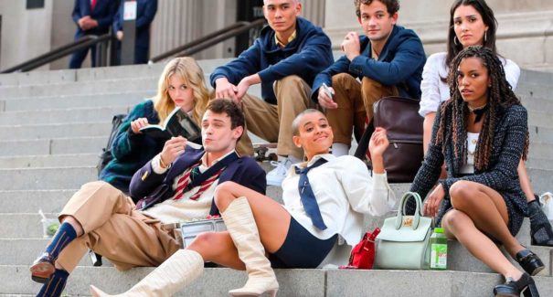 Reboot de Gossip Girl estreia e fãs vão à loucura