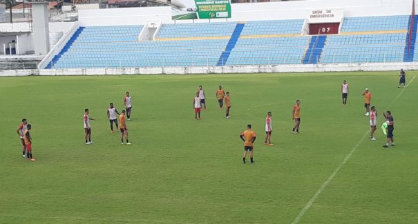 Moto Club treina com uma mudança para duelo contra Imperatriz