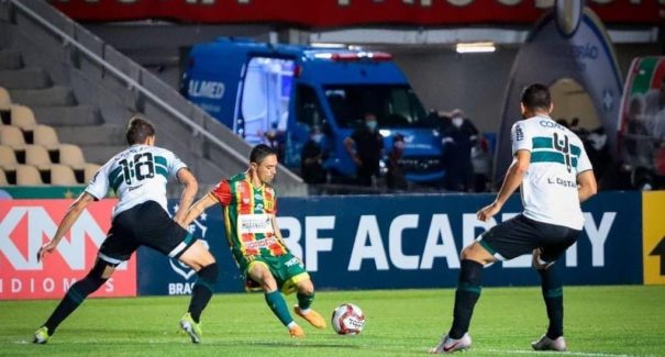 Sampaio embarca sem Pimentinha para partida contra o Guarani, em São Paulo