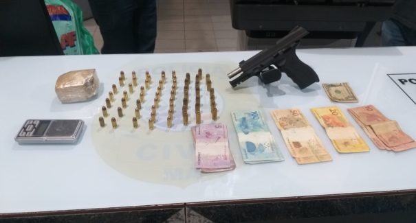 Policiais mergulham em açude utilizado para esconder arma e drogas