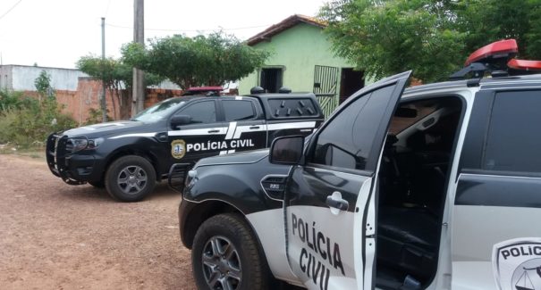 Casal é preso suspeito de tráfico de drogas em residência