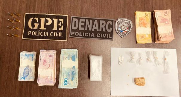 Mulher suspeita de tráfico de drogas é presa no bairro Vila do Bec