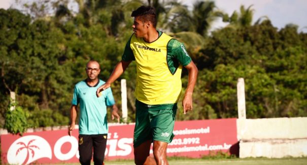 Sampaio oficializa contratação de zagueiro que atuou no Santos-SP
