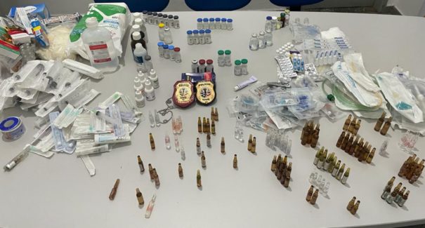 Técnica de enfermagem é presa por suspeita de desviar medicamentos de hospitais