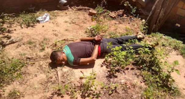 Homem é preso em flagrante ao tentar enterrar cadáver
