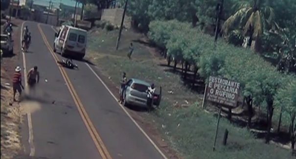 Motociclista é atropelado, arrastado para fora da pista e abandonado sem receber socorro