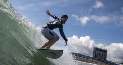 Alerta de tufão deixa surfistas animados