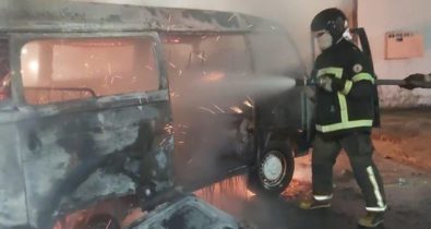 VÍDEO: kombi fica completamente destruída após pegar fogo na Estrada de Ribamar