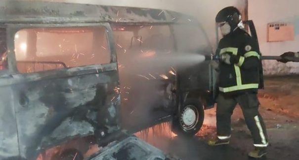 VÍDEO: kombi fica completamente destruída após pegar fogo na Estrada de Ribamar