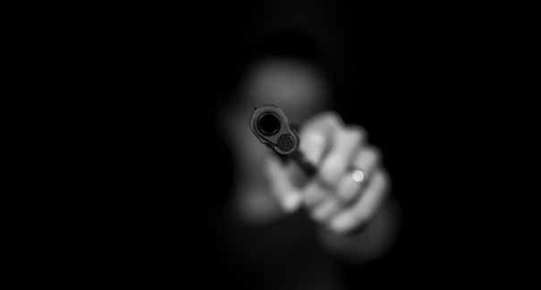 Idosa morre por tiro após manusear pistola