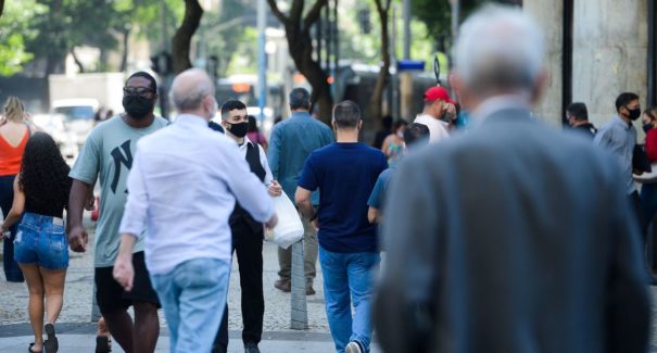 Média de mortes por covid-19 está em queda desde  junho, diz Fiocruz