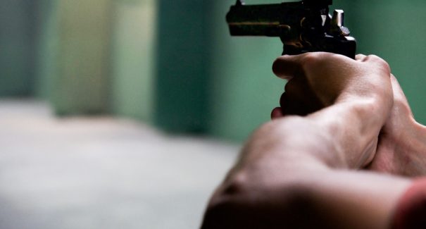 Suspeito de envolvimento em assalto morre em confronto com a polícia